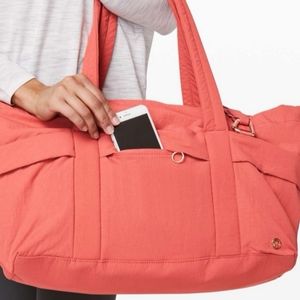 🌸 Lululemon coral bag